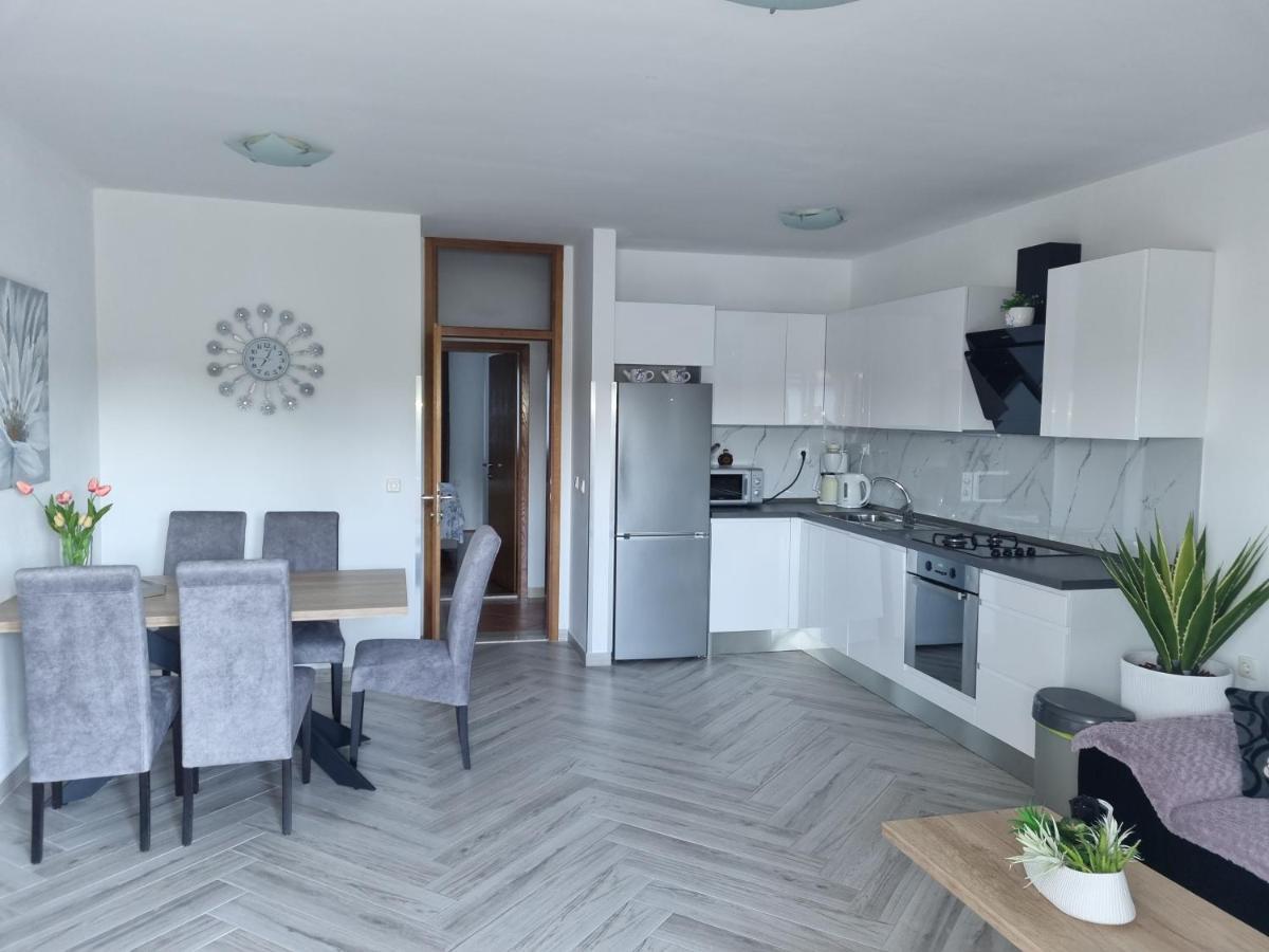 Apartments Ledic Krvavica Bagian luar foto